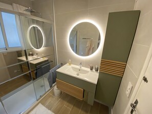 Kombination af bruser/badekar, hårtørrer