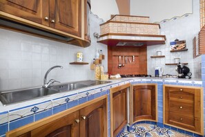 Fridge, oven, dishwasher, coffee/tea maker