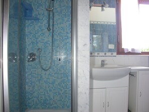 Badewanne, Haartrockner, Handtücher, Toilettenpapier