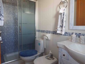 Een bad, een haardroger, een bidet, handdoeken