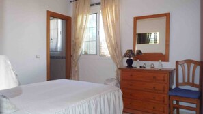 4 bedrooms, in-room safe, desk, iron/ironing board