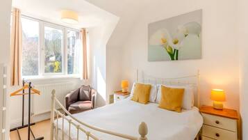 5 bedrooms, iron/ironing board, WiFi, bed sheets