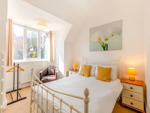 5 bedrooms, iron/ironing board, WiFi, bed sheets