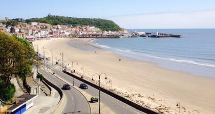 Large House in Scarborough near the beach, Large Garden & 7 seat Hot Tub