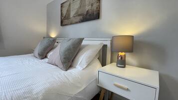 5 bedrooms, iron/ironing board, WiFi, bed sheets