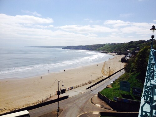 Large House in Scarborough near the beach, Large Garden & 7 seat Hot Tub