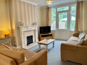 Smart TV, fireplace, DVD player, foosball - Large House in Scarborough near the beach, Large Garden & 7 seat Hot Tub (Scarborough)