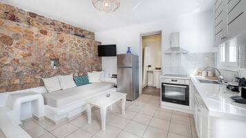Fridge, oven, stovetop, coffee/tea maker