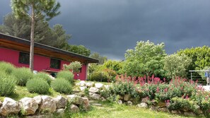 Property grounds - Wooden house in a green setting (Fuveau)