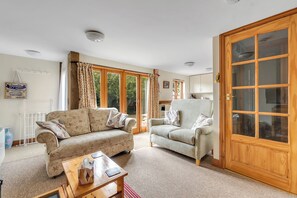 Fernseher, Kamin, DVD-Player