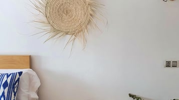 4 slaapkamers, een bureau, een strijkplank/strijkijzer, reisbedje