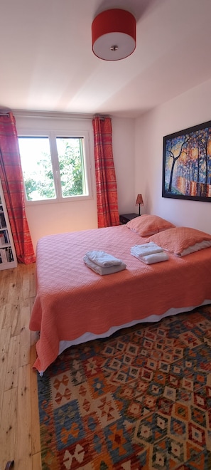5 chambres, fer et planche à repasser, lit de bébé portatif, Wi-Fi