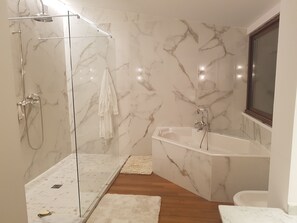Duschwanne, Haartrockner, Handtücher, Toilettenpapier