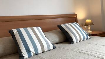 2 slaapkamers, een strijkplank/strijkijzer, internet, beddengoed