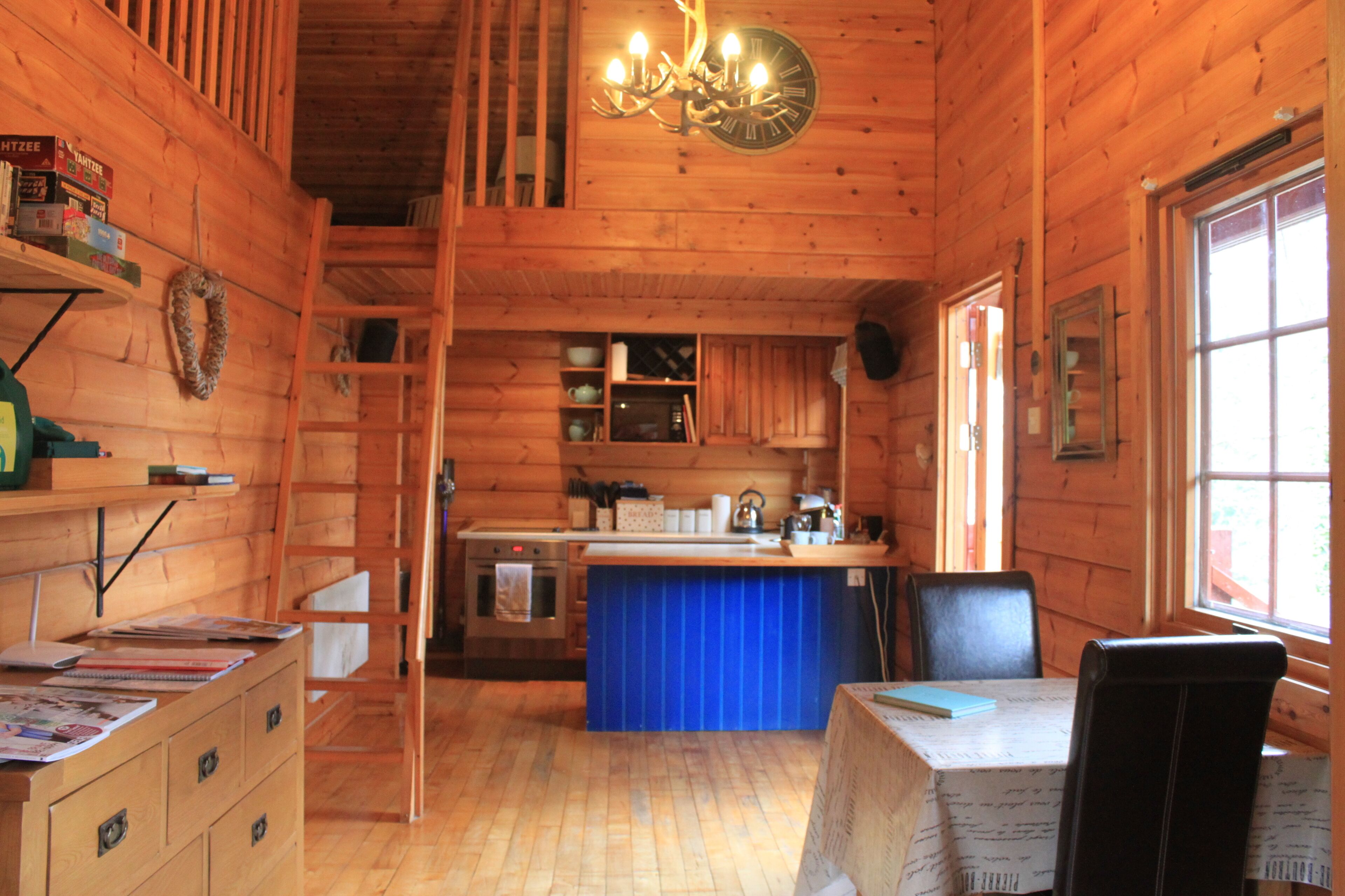 Birchwood Lodge - Cosy Loch Tay Log Cabin with indoor sauna 