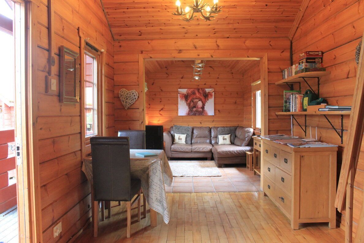 Birchwood Lodge - Cosy Loch Tay Log Cabin with indoor sauna 