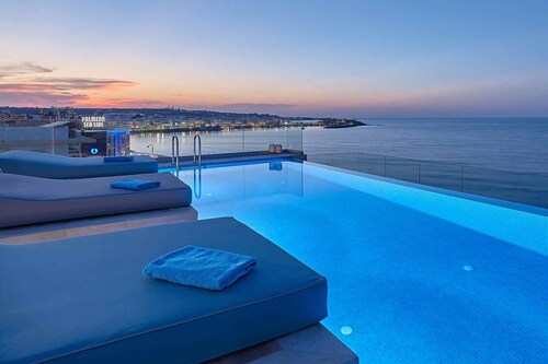 Seafront Apt, beachfront, quiet & central with infinity pool