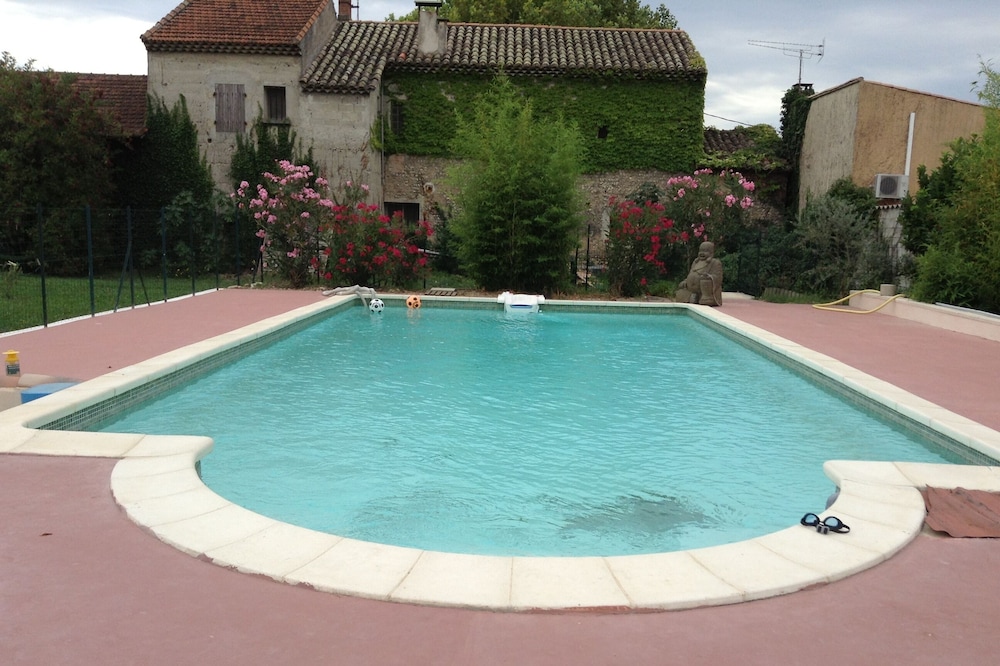 Studio with swimming pool in Provence, adapted for disabled