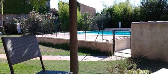 Studio, jossa uima-allas Provencessa, sopeutettu vammaisille