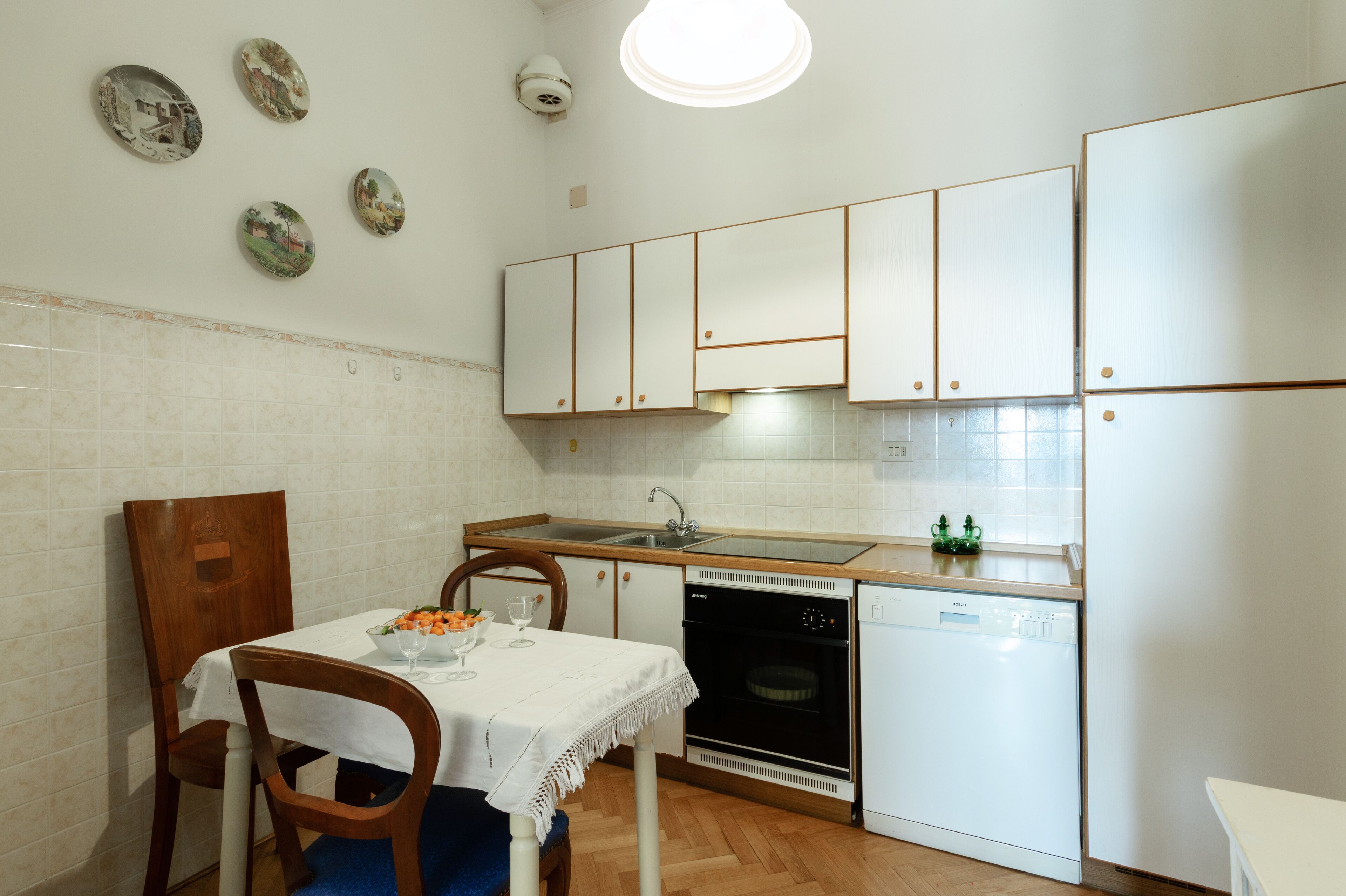 Apartment in historic building, central a few steps from the seafront.