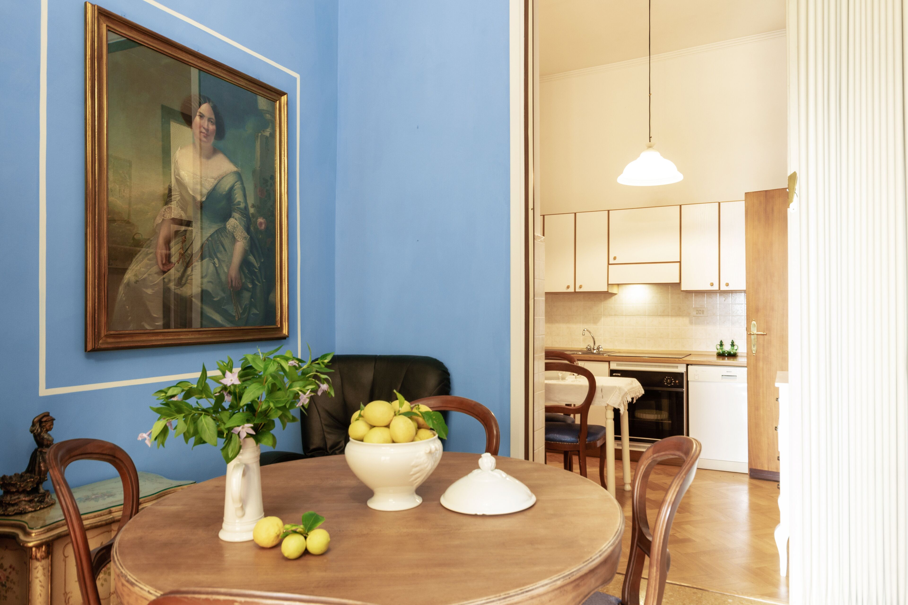 Apartment in historic building, central a few steps from the seafront.