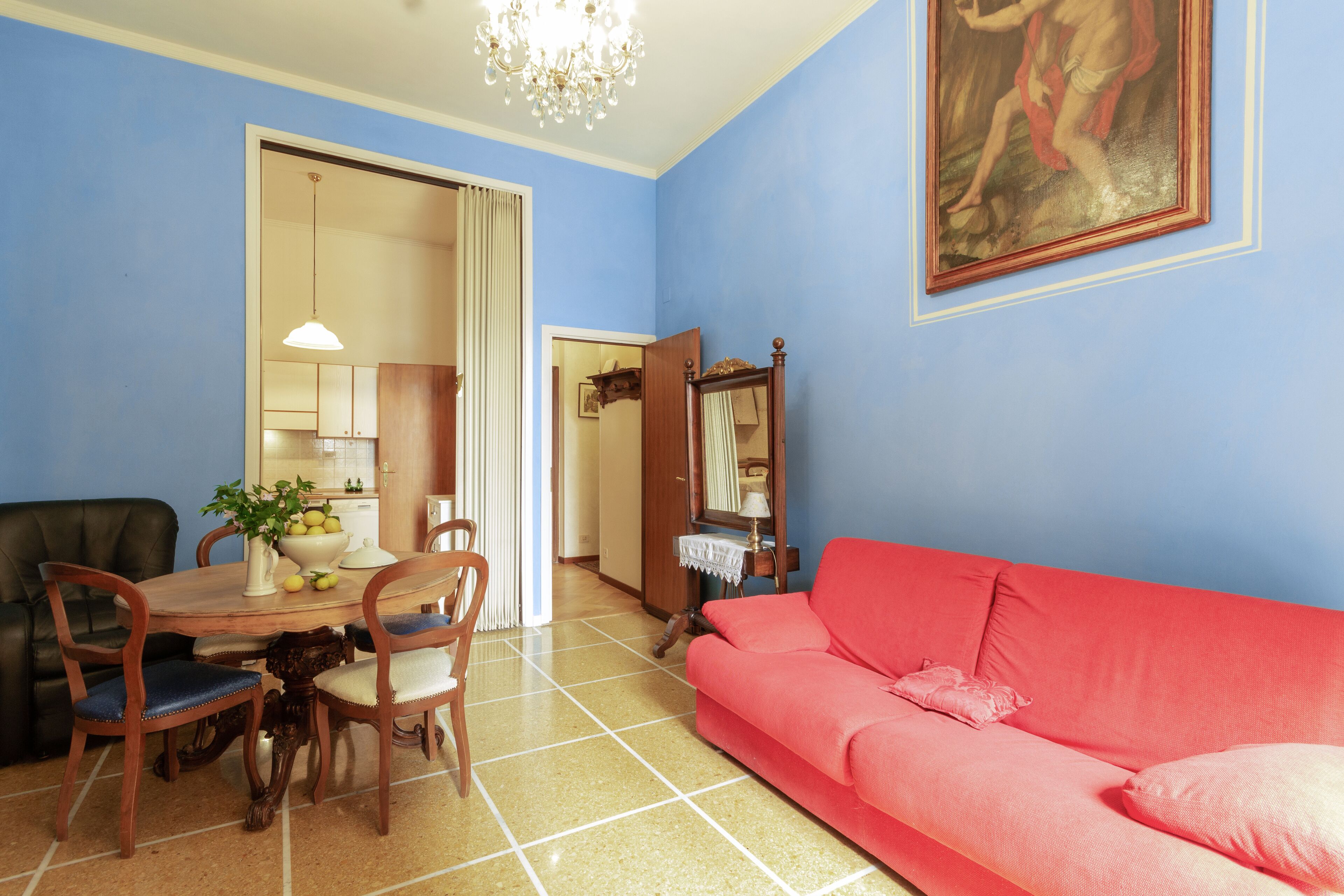 Apartment in historic building, central a few steps from the seafront.