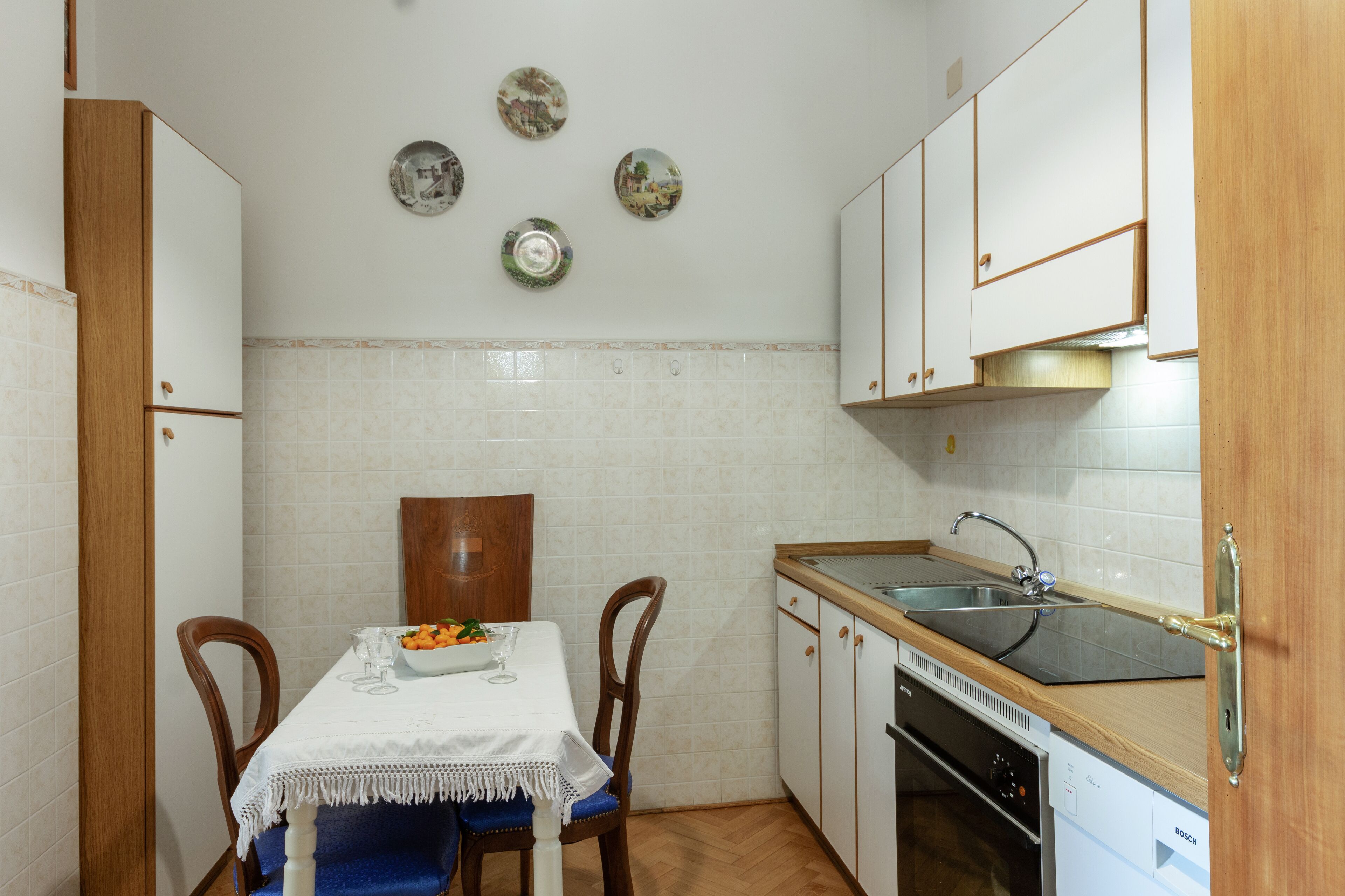 Apartment in historic building, central a few steps from the seafront.