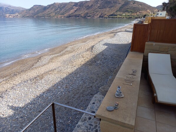 Playa en los alrededores, camastros y toallas de playa 