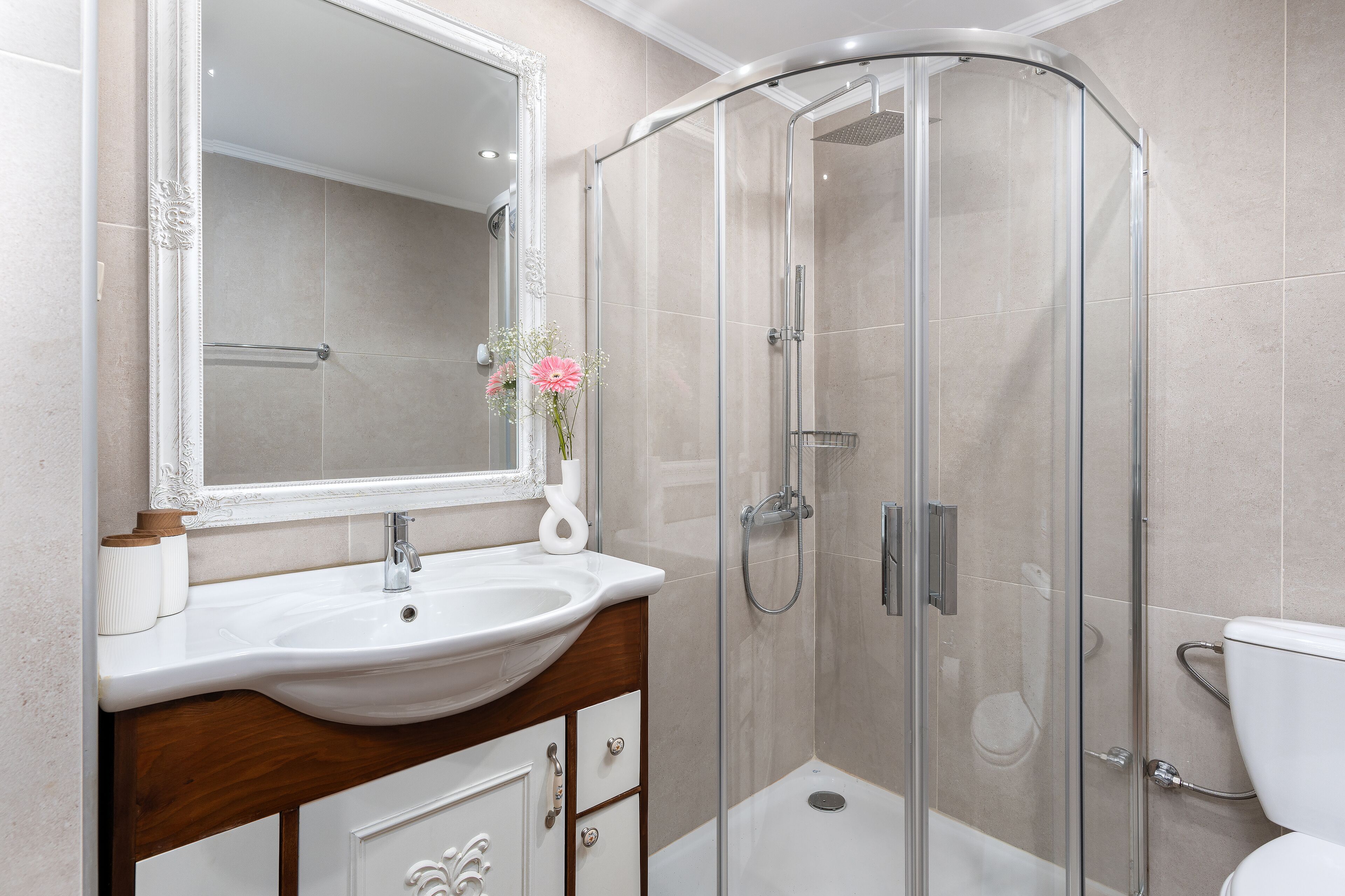 Combined shower/tub, hair dryer, towels, soap