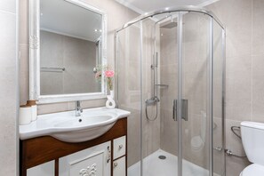 Ducha y bañera combinadas, secador de pelo, toallas y jabón