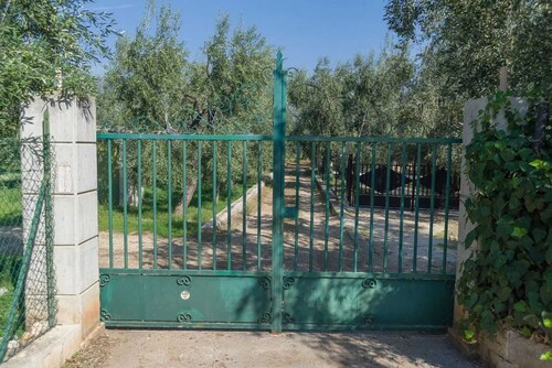 Einzelne Villa mit großer überdachter Veranda im Freien, umgeben von einem wunderschönen Zitronenhain