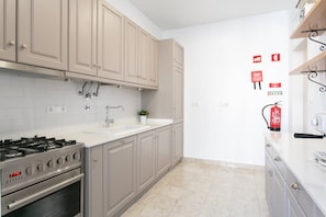 Frigorifero, microonde, forno, piano cottura