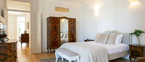 2 bedrooms, iron/ironing board, internet, bed sheets