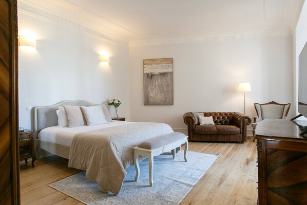 2 bedrooms, iron/ironing board, internet, bed sheets