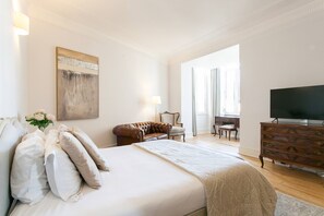 2 bedrooms, iron/ironing board, internet, bed sheets
