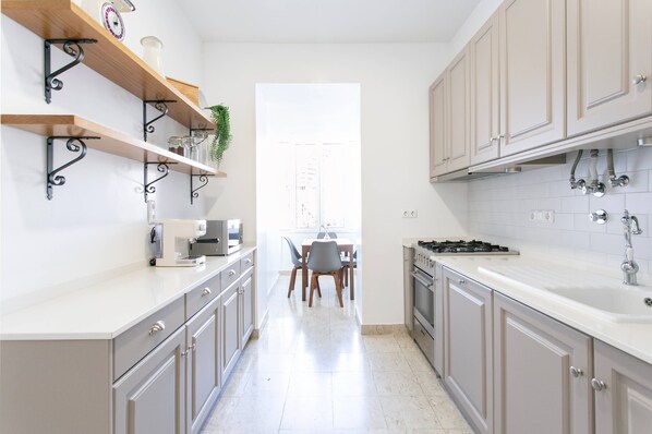 Frigorifero, microonde, forno, piano cottura