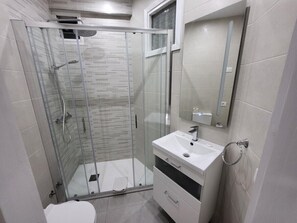 Shower, hair dryer, towels - Virginia Apartment (Arona)