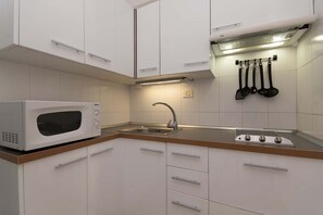 Een koelkast, een microgolfoven, een oven, een broodrooster