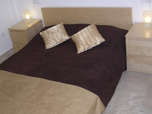 3 chambres, fer et planche à repasser, Wi-Fi, draps fournis
