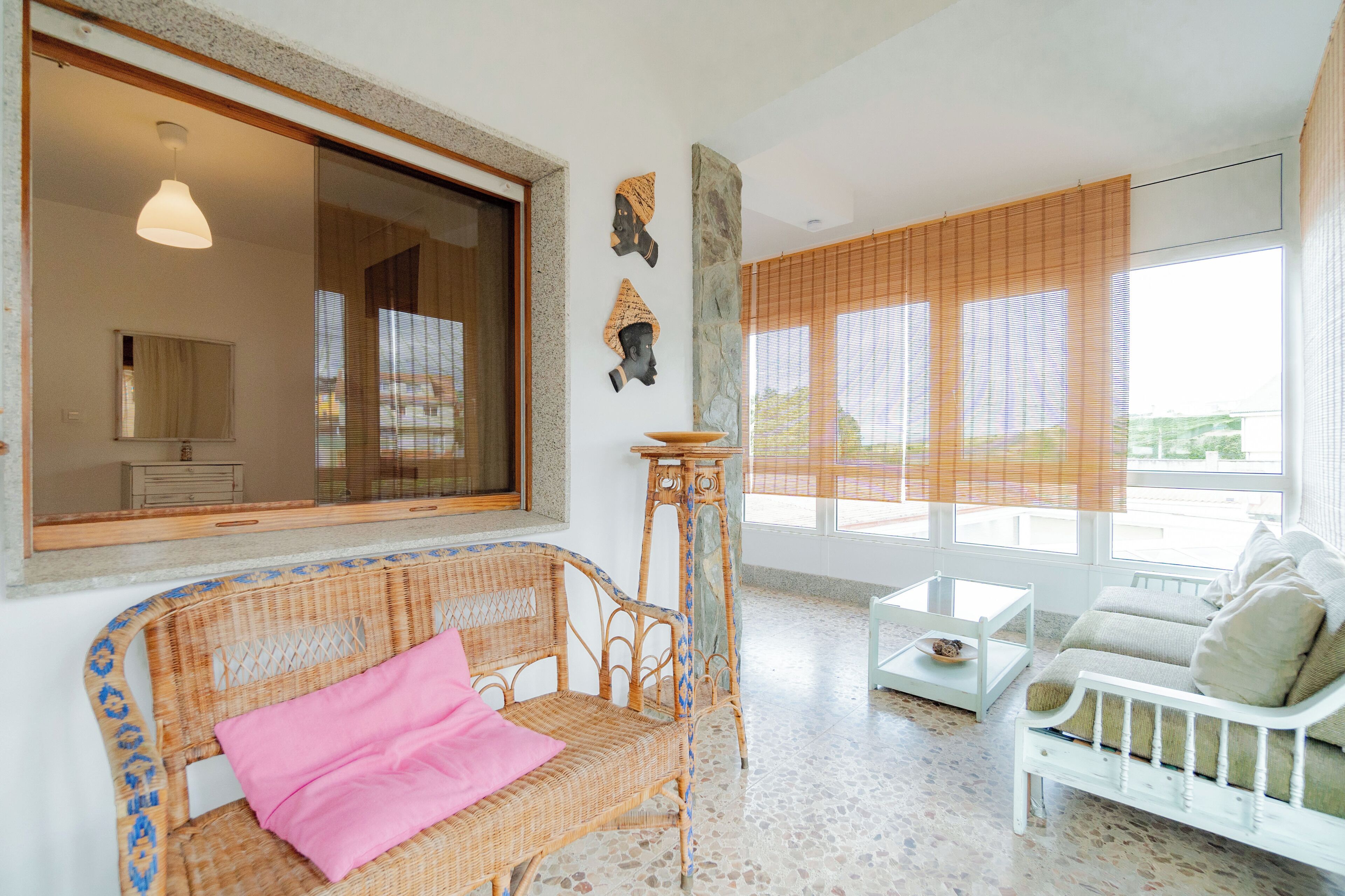 Een smart-tv, een open haard, een tafeltennistafel en boeken