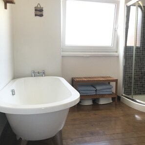 Baignoire, séchoir à cheveux, serviettes fournies