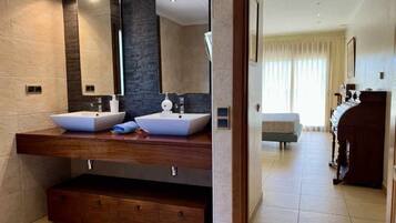 5 dormitorios, tabla de planchar con plancha, cuna de viaje