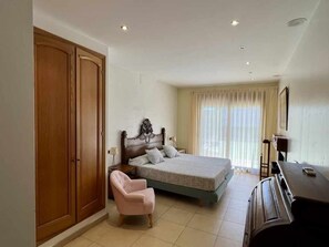 5 habitaciones, tabla de planchar con plancha y cuna de viaje 