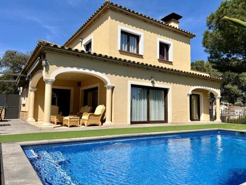 Luxury house Judibar on the Costa Brava with gardens, swimming pool and barbecue