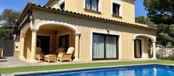 Luxury house Judibar on the Costa Brava with gardens, swimming pool and barbecue