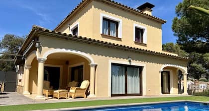 Luxury house Judibar on the Costa Brava with gardens, swimming pool and barbecue