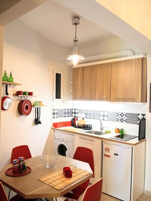 Fridge, microwave, coffee/tea maker, electric kettle