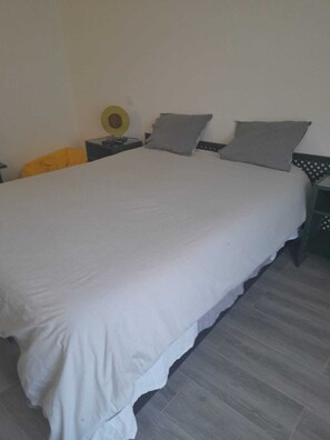 1 bedroom, iron/ironing board, WiFi, bed sheets - Carvoeiro Travel, 100m from Carvoeiro Beach (Carvoeiro)