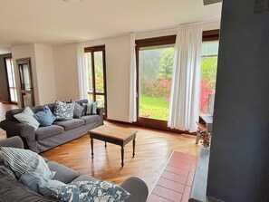 TV, fireplace, books - Large apartment with private garden, near the lake! Dogs welcome (bellagio)