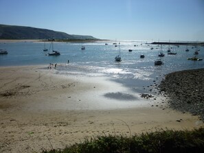 Beach nearby, sun-loungers, beach towels